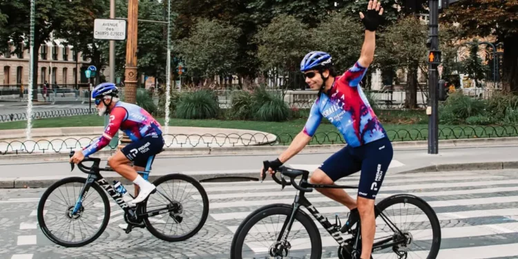 Exrehén israelí recorre etapa final del Tour de Francia junto a equipo nacional