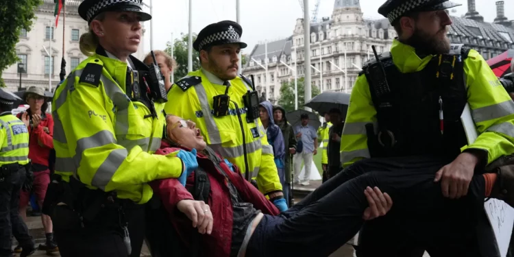Policía del Reino Unido arresta a manifestantes apoyaron al proscrito a Palestine Action