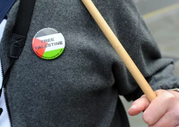 Un grupo hospitalario privado británico prohíbe al personal llevar insignias propalestina