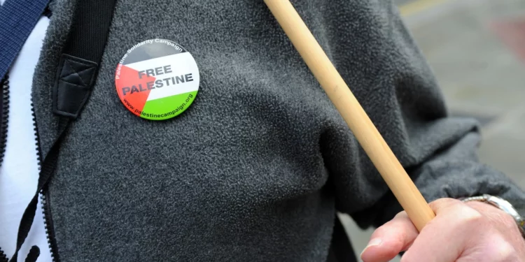 Un grupo hospitalario privado británico prohíbe al personal llevar insignias propalestina