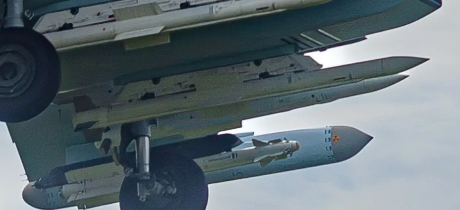 Un primer plano del R-77M llevado por el Su-35S, con un R-77-1 estándar y un R-73/74 detrás. vía X