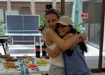 La rehén liberada Romi Gonen sale del hospital