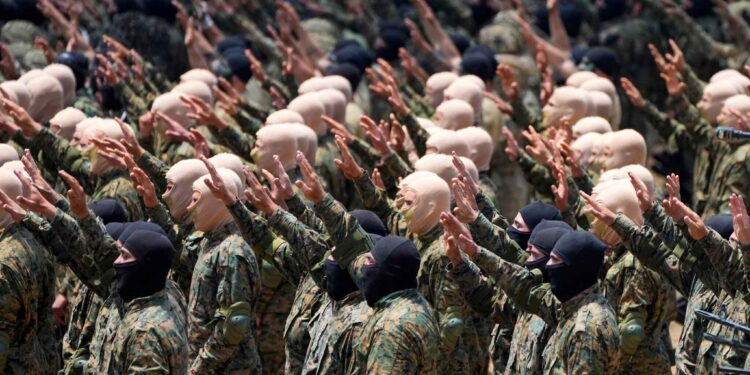 Hombres armados del grupo terrorista libanés Hezbolá realizan un ejercicio de entrenamiento en la aldea de Aaramta, en el distrito de Jezzine, en el sur del Líbano, el 21 de mayo de 2023. (Foto AP/Hassan Ammar, archivo)