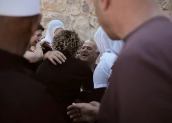 Salem Abu Jabel, en el centro, un druso sirio, es recibido por familiares después de cruzar de Siria a Majdal Shams en los Altos del Golán, el 16 de julio de 2025. (AP Foto/Leo Correa)