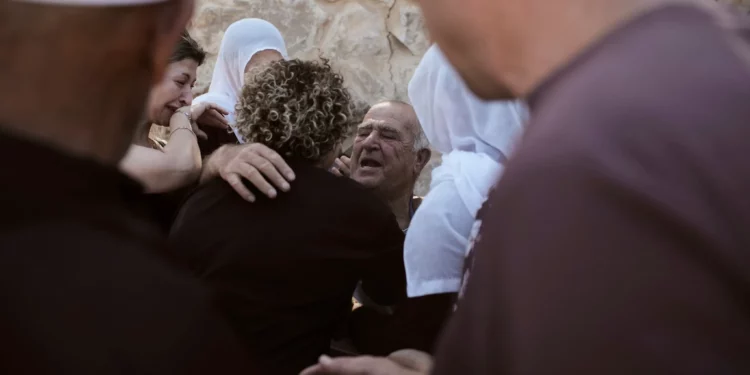 Salem Abu Jabel, en el centro, un druso sirio, es recibido por familiares después de cruzar de Siria a Majdal Shams en los Altos del Golán, el 16 de julio de 2025. (AP Foto/Leo Correa)
