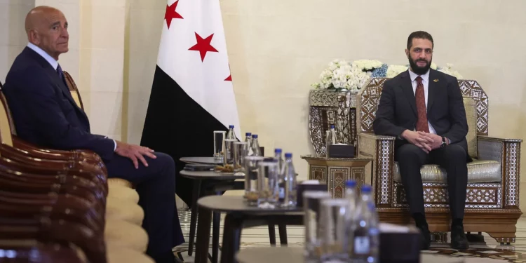 El presidente interino de Siria, Ahmed al-Sharaa, a la derecha, se reúne con el embajador de Estados Unidos en Turquía y enviado especial a Siria, Tom Barrack, en el Palacio del Pueblo en Damasco, Siria, el 9 de julio de 2025. (AP Foto/Ghaith Alsayed)