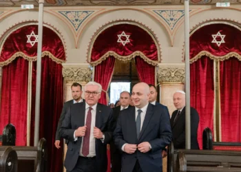 Un legislador rumano judío critica al presidente por oponerse a una ley contra el antisemitismo