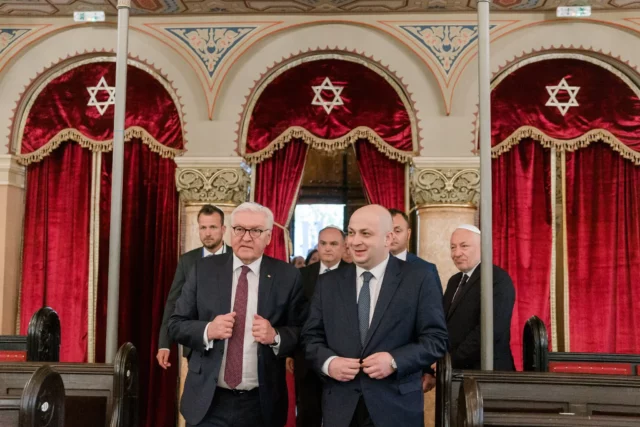 Un legislador rumano judío critica al presidente por oponerse a una ley contra el antisemitismo