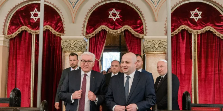 Un legislador rumano judío critica al presidente por oponerse a una ley contra el antisemitismo