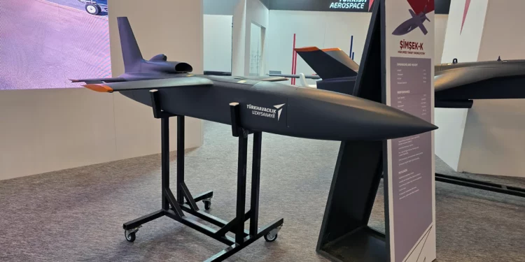 TAI de Turquía presenta el dron Simsek-K en IDEF 2025