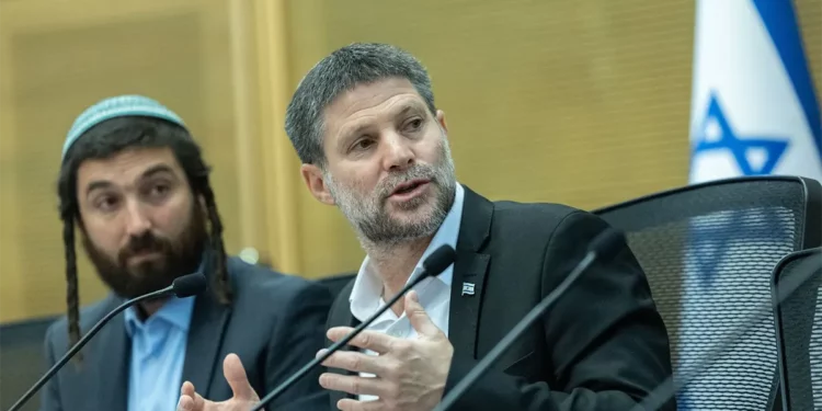 Smotrich dice que el partido no abandonará la coalición por la ayuda a Gaza
