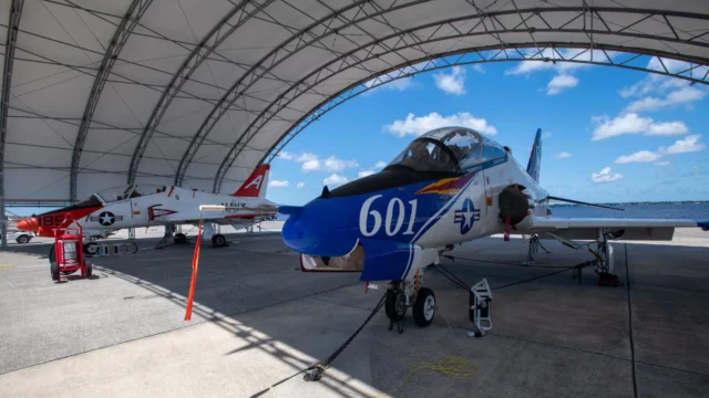 La Marina de EE. UU. inicia trabajos para extender la vida útil de los T-45 Goshawk