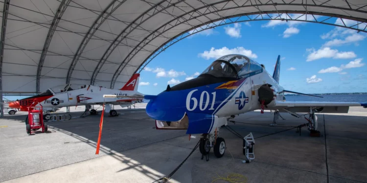 La Marina de EE. UU. inicia trabajos para extender la vida útil de los T-45 Goshawk