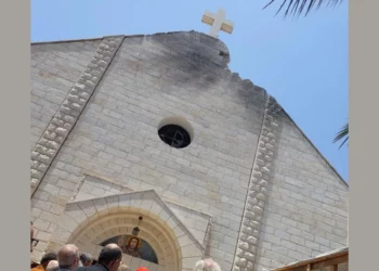Patriarcas cristianos inspeccionan iglesia dañada en Gaza