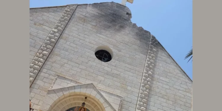 Patriarcas cristianos inspeccionan iglesia dañada en Gaza