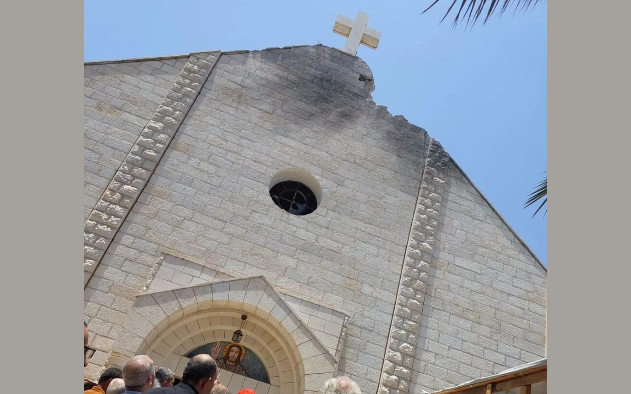 Patriarcas cristianos inspeccionan iglesia dañada en Gaza