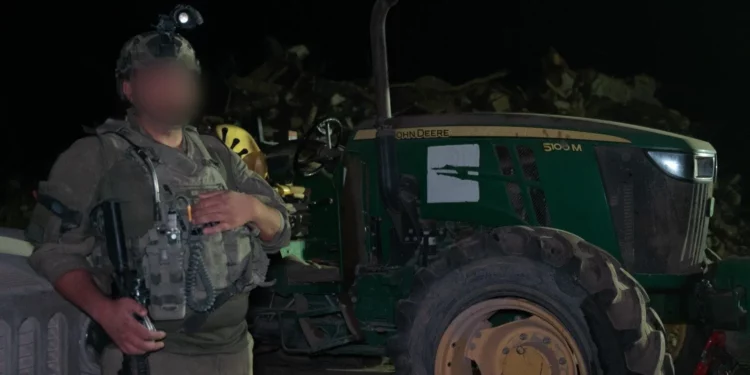 Soldados de las FDI recuperan tractor saqueado de Kfar Aza el 7 de octubre