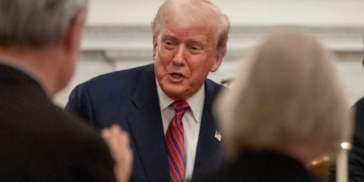Trump dice que los sitios nucleares iraníes fueron “destruidos” y amenaza con atacar futuras instalaciones