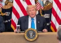 Trump firma decreto que fuerza a farmacéuticas a bajar precios de medicamentos en EE. UU.