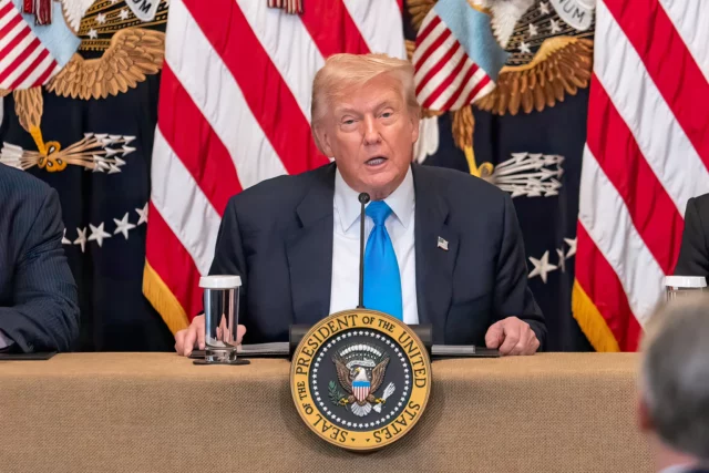 Trump firma decreto que fuerza a farmacéuticas a bajar precios de medicamentos en EE. UU.