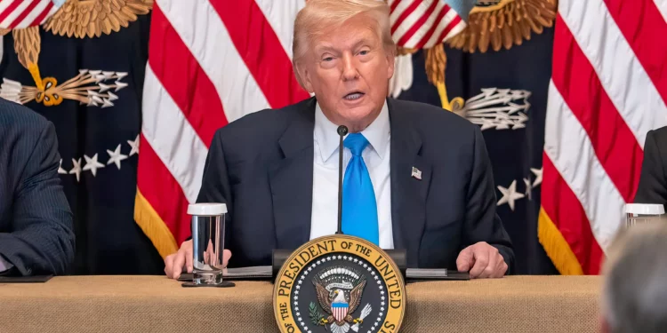Trump firma decreto que fuerza a farmacéuticas a bajar precios de medicamentos en EE. UU.