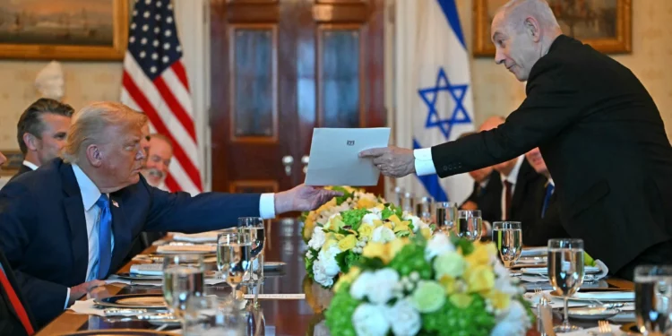 Netanyahu entrega nominación al Nobel de la Paz a Trump durante cena en la Casa Blanca