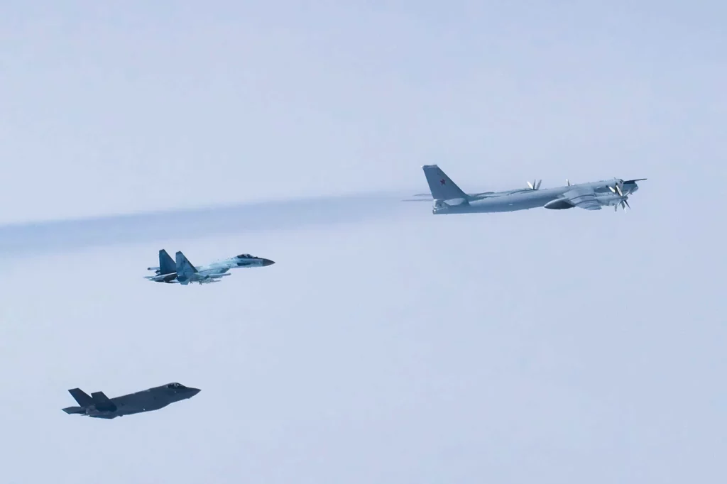 Cazas F-35 y F-16 interceptan a bombarderos Tu-95 rusos cerca de Alaska