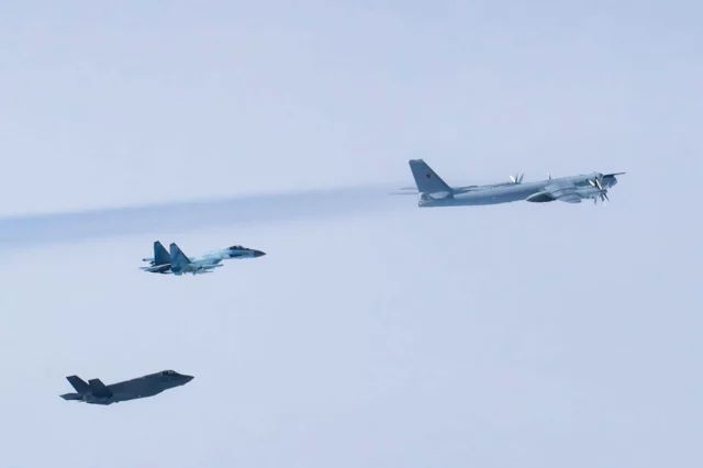 Cazas F-35 y F-16 interceptan a bombardero Tu-95 y Su-35 rusos