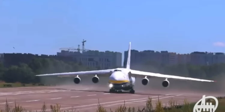 UR-82073 despegando de las instalaciones de Antonov a las afueras de Kiev. (Crédito de la imagen: Antonov Airlines)