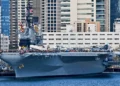 Barco civil colisiona con el museo del portaaviones USS Midway en San Diego