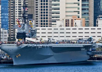 Barco civil colisiona con el museo del portaaviones USS Midway en San Diego