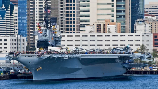 Barco civil colisiona con el museo del portaaviones USS Midway en San Diego