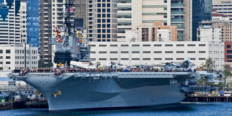 Barco civil colisiona con el museo del portaaviones USS Midway en San Diego