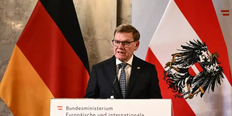 El ministro de Relaciones Exteriores alemán, Johann Wadephul, asiste a una conferencia de prensa conjunta con sus homólogos austriaco e israelí en Viena, el 10 de julio de 2025. (Joe Klamar / AFP)