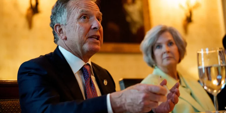 El enviado especial de Estados Unidos para Oriente Medio, Steve Witkoff (izquierda), acompañado por la jefa de gabinete de la Casa Blanca, Susie Wiles (derecha), habla durante una cena con el presidente de Estados Unidos, Donald Trump, y el primer ministro, Benjamin Netanyahu, en el Salón Azul de la Casa Blanca el 7 de julio de 2025 en Washington, DC (Andrew Harnik / GETTY IMAGES NORTH AMERICA / Getty Images vía AFP)