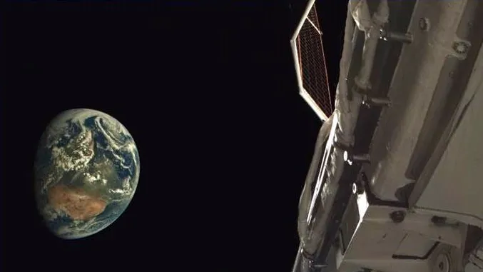 Una cámara a bordo X-37B, utilizada para garantizar la salud y la seguridad del vehículo, captura una imagen de la Tierra mientras realiza experimentos en una órbita altamente elíptica en 2024. Como parte de la séptima misión del X-37B, el vehículo ejecutó una serie de maniobras únicas en su tipo, llamadas aerofrenado, para cambiar su órbita de manera segura utilizando un mínimo de combustible. (Foto cortesía de la Fuerza Espacial de EE. UU.) La imagen original se giró 90 grados en el sentido de las agujas del reloj para adaptarse al factor de forma y se mejoró para que algunos detalles fueran más claros.