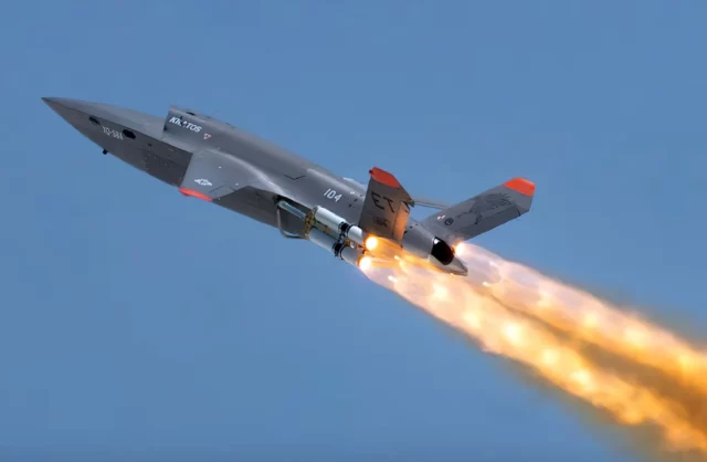 F-15 y F-16 controlan drones XQ-58A en prueba histórica