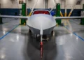 Un vehículo de prueba representativo de producción YFQ-42A se encuentra en Poway, California. El Departamento de la Fuerza Aérea ha comenzado las pruebas en tierra para el programa de Aviones de Combate Colaborativo para validar el rendimiento y la preparación para futuras pruebas de vuelo. (Foto cortesía de la Fuerza Aérea de EE. UU.)
