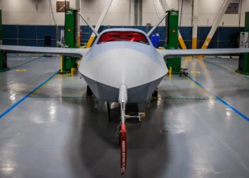 Un vehículo de prueba representativo de producción YFQ-42A se encuentra en Poway, California. El Departamento de la Fuerza Aérea ha comenzado las pruebas en tierra para el programa de Aviones de Combate Colaborativo para validar el rendimiento y la preparación para futuras pruebas de vuelo. (Foto cortesía de la Fuerza Aérea de EE. UU.)