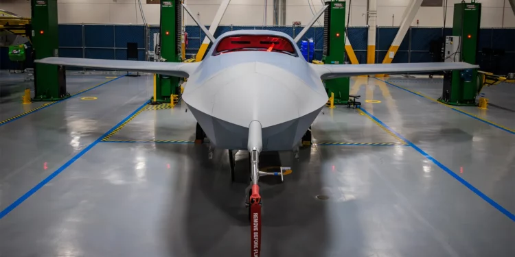 Un vehículo de prueba representativo de producción YFQ-42A se encuentra en Poway, California. El Departamento de la Fuerza Aérea ha comenzado las pruebas en tierra para el programa de Aviones de Combate Colaborativo para validar el rendimiento y la preparación para futuras pruebas de vuelo. (Foto cortesía de la Fuerza Aérea de EE. UU.)