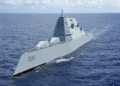 El destructor furtivo de clase Zumwalt USS Michael Monsoor llega a Japón