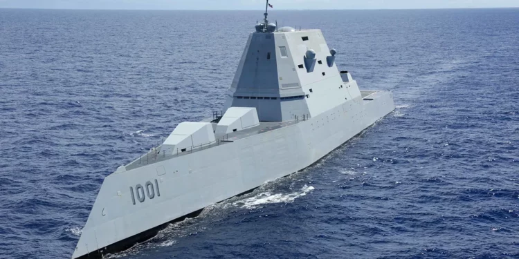 El destructor furtivo de clase Zumwalt USS Michael Monsoor llega a Japón