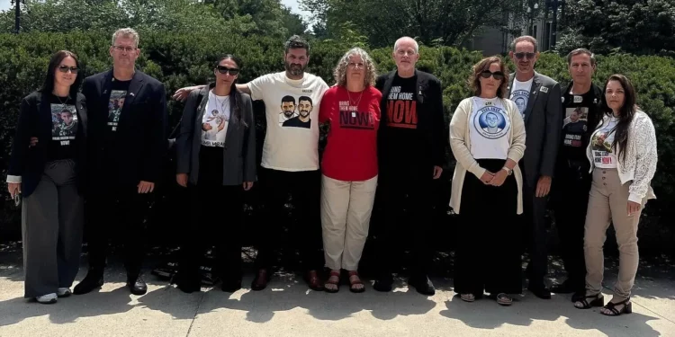Sobrevivientes del cautiverio y familiares de rehenes posan para una fotografía en Washington, el 25 de julio de 2025. (Foro de Rehenes y Familias Desaparecidas)