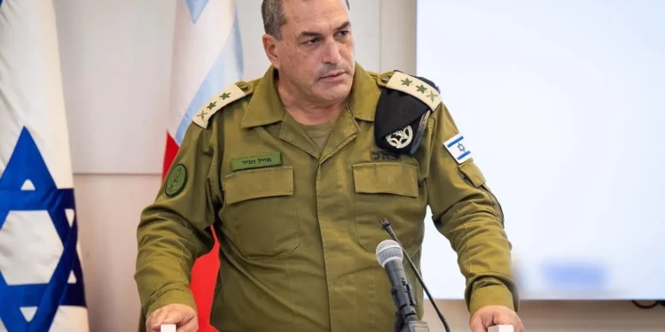 El Jefe del Estado Mayor de las FDI, teniente general Eyal Zamir, habla en una evaluación de la situación en varios frentes en la base de Glilot, cerca de Herzliya, el 21 de julio de 2025. (Fuerzas de Defensa de Israel)