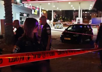 Agentes de policía aseguran la escena de un tiroteo mortal que mató a un hombre de unos 20 años en Ramle el 30 de julio de 2025. (Policía de Israel)