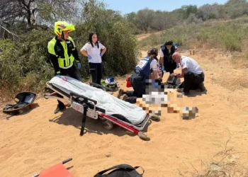 Médicos del Magen David Adom atienden a un niño de 14 años que resultó herido aparentemente mientras jugaba con una pistola, cerca de Rishon Lezion, el 8 de junio de 2025. (MDA)