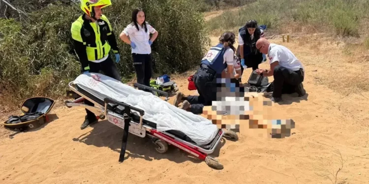 Médicos del Magen David Adom atienden a un niño de 14 años que resultó herido aparentemente mientras jugaba con una pistola, cerca de Rishon Lezion, el 8 de junio de 2025. (MDA)
