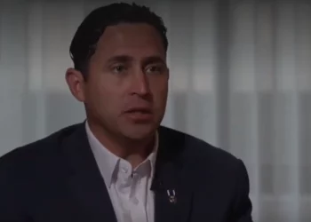 Anthony Aguilar, extrabajador humanitario de la Fundación Humanitaria de Gaza, en una entrevista con la BBC, emitida el 25 de julio de 2025. (Captura de pantalla/BBC)