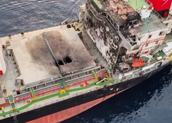 Esta fotografía difundida por el Centro de Medios Hutí Ansarullah de Yemen el 8 de julio de 2025 muestra, según se informa, una vista de los daños al granelero con bandera de Liberia Eternity C después de que fuera atacado por los Hutíes en el mar (CENTRO DE MEDIOS ANSARULLAH / AFP)