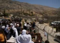 Miembros de la comunidad drusa israelí se encuentran en la frontera entre Israel y Siria, en la ciudad de Majdal Shams, el jueves 17 de julio de 2025. (AP/Leo Correa)
